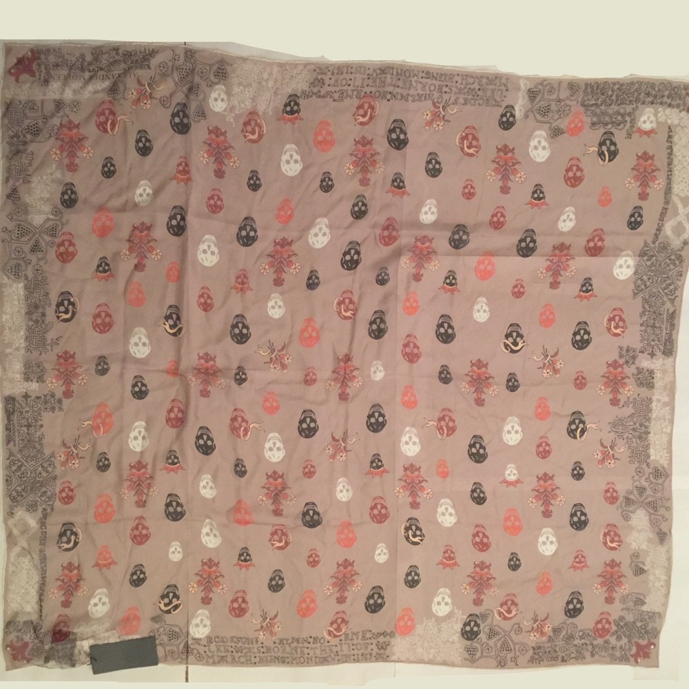 Stunning Alexander McQueen Skull Scarf - Picture 8 of 8